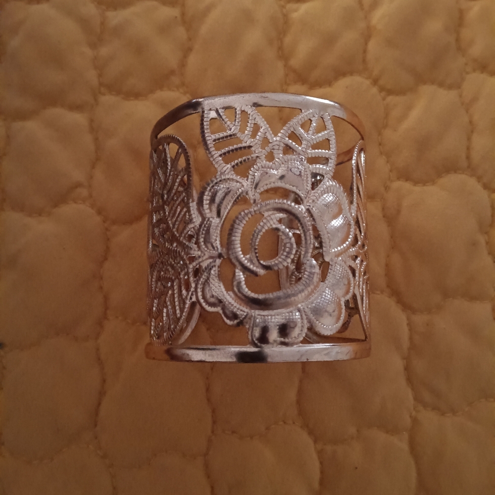 Vintage Flower Design Bangle